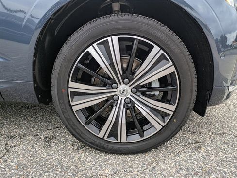 Certified 2022 Volvo XC60 B5 Inscription w/ Advanced Package image 11