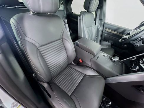 Certified 2025 Land Rover Discovery Metropolitan Edition AWD/4WD image 30