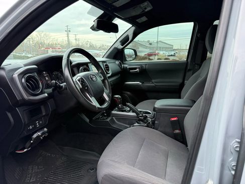 Used 2019 Toyota Tacoma TRD Sport w/ Technology Package image 10