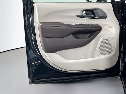 Used 2019 Chrysler Pacifica Touring-L w/ Advanced Safetytec Group image 18