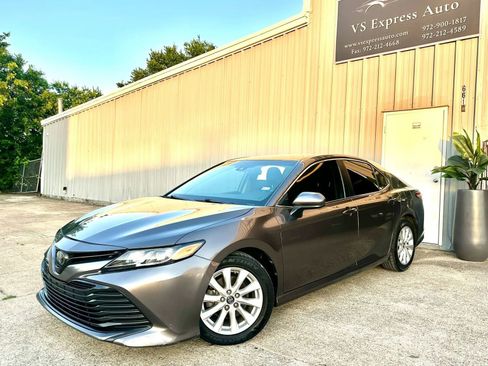Used 2018 Toyota Camry LE FWD image 1