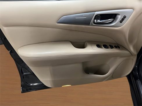 Used 2018 Nissan Pathfinder SL w/ Cargo Package image 10