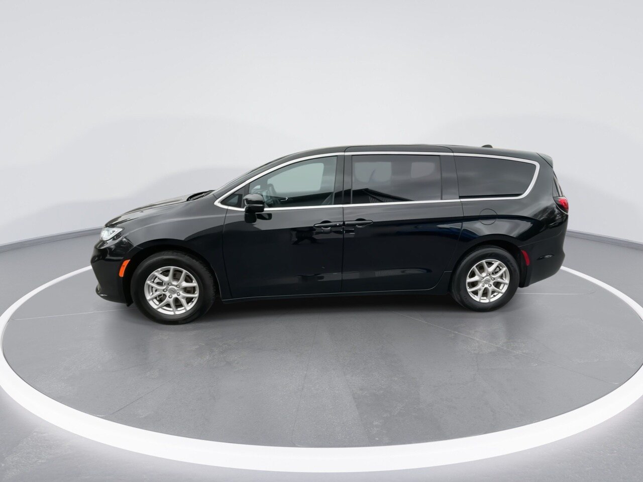 Used 2025 Chrysler Pacifica Select FWD image 9