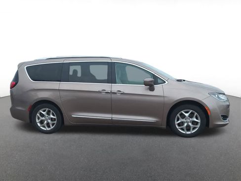 Used 2018 Chrysler Pacifica Touring-L Plus w/ Tire & Wheel Group image 7