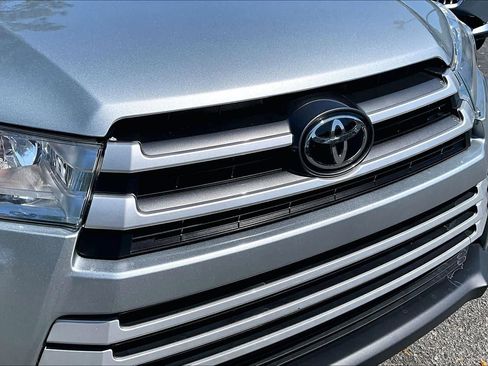 Used 2017 Toyota Highlander Plus image 29