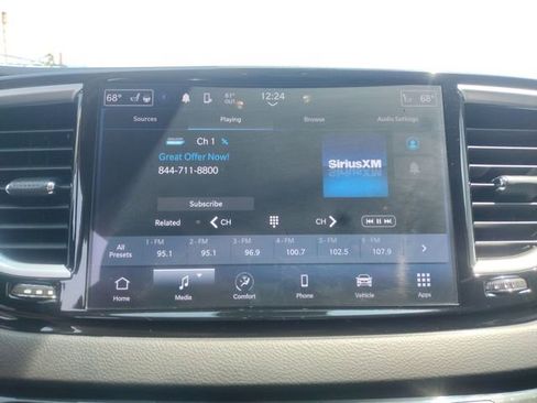 Used 2024 Chrysler Pacifica Touring-L image 21