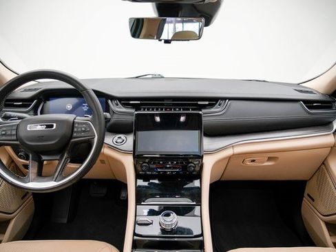 Used 2022 Jeep Grand Cherokee Limited w/ Luxury Tech Group II image 19