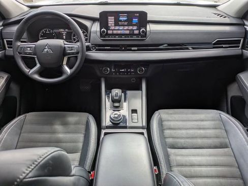 Used 2023 Mitsubishi Outlander SE image 17
