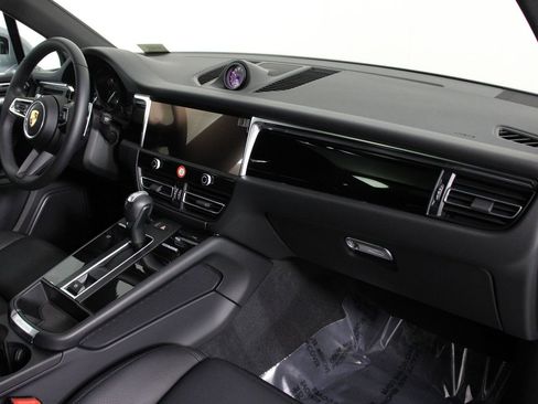 Certified 2025 Porsche Macan image 24