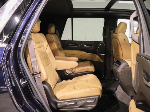 Used 2024 Cadillac Escalade Premium Luxury AWD/4WD image 21