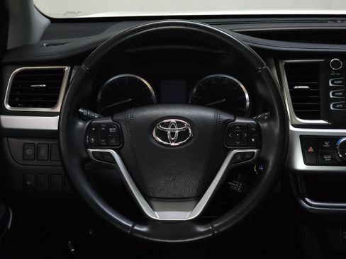 Used 2019 Toyota Highlander XLE AWD/4WD image 28