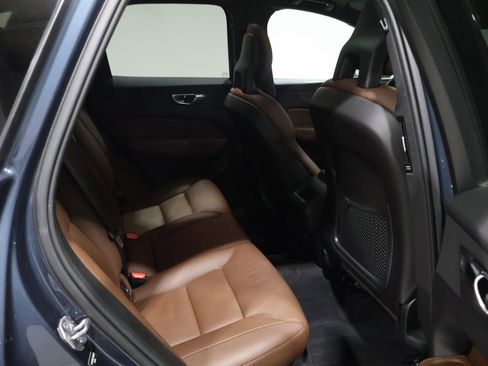 Used 2018 Volvo XC60 T5 Momentum w/ Convenience Package image 21