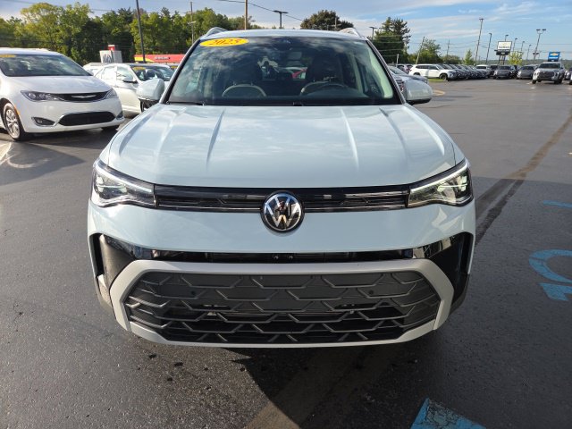 Used 2025 Volkswagen Taos SE AWD/4WD image 2