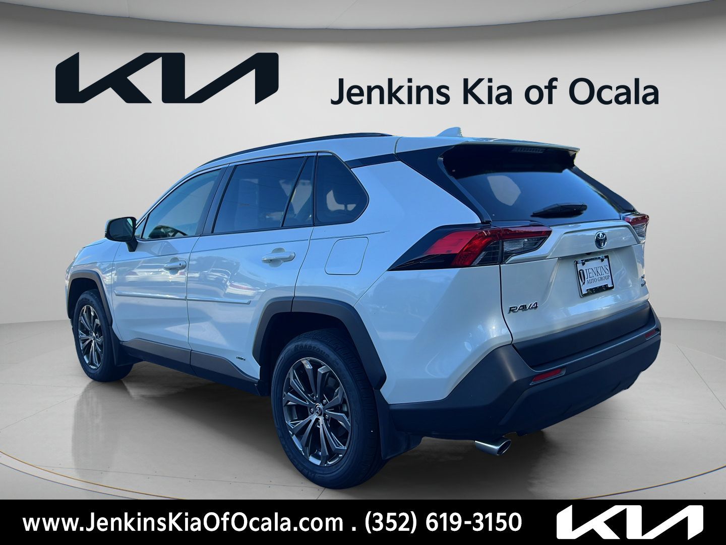 Used 2022 Toyota RAV4 XLE Premium AWD/4WD image 5