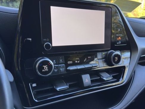 Used 2024 Toyota Highlander LE image 11