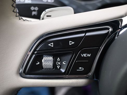Used 2022 Bentley Bentayga AWD/4WD image 39