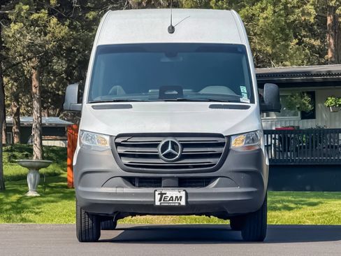 Used 2025 Mercedes-Benz Sprinter 2500 image 10
