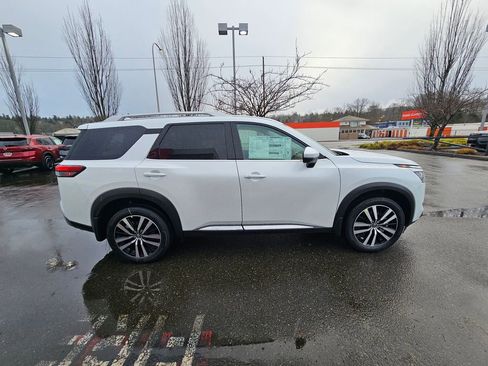 New 2025 Nissan Pathfinder Platinum image 4