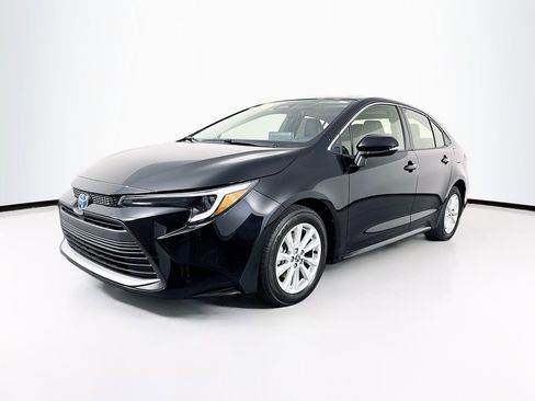 Used 2025 Toyota Corolla XLE FWD image 3