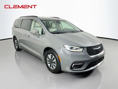 Used 2021 Chrysler Pacifica Touring-L FWD image 3