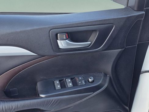 Used 2016 Toyota Highlander XLE image 31