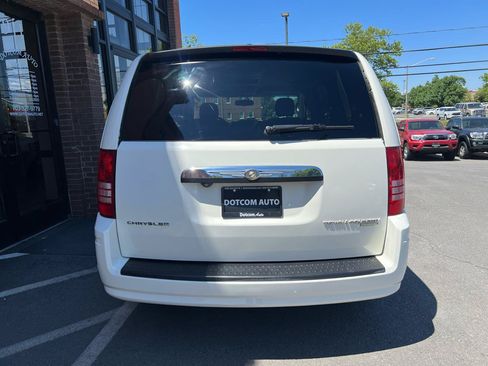 Used 2009 Chrysler Town & Country Touring FWD image 9