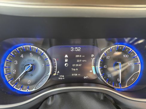 Used 2024 Chrysler Pacifica Touring-L image 21