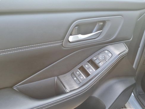 Used 2024 Nissan Rogue SL AWD/4WD image 13