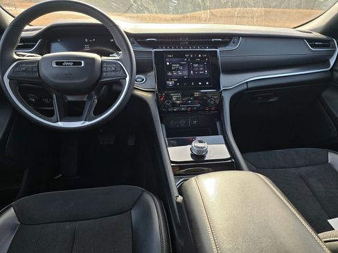 Used 2023 Jeep Grand Cherokee Altitude image 16