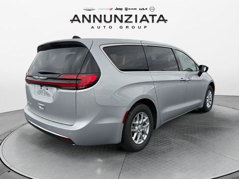 New 2026 Chrysler Pacifica Select image 5