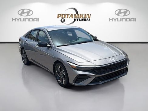 Certified 2025 Hyundai Elantra Sport FWD image 3