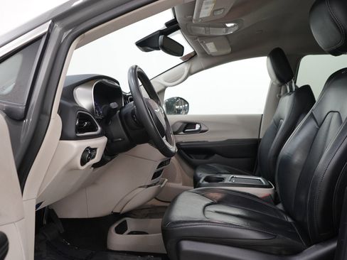 Used 2022 Chrysler Pacifica Touring-L FWD image 24