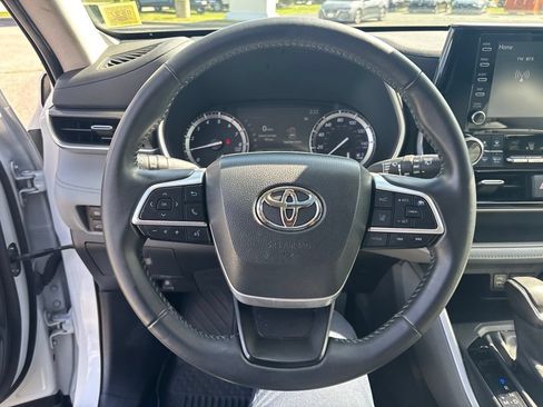 Used 2022 Toyota Highlander XLE AWD/4WD image 22