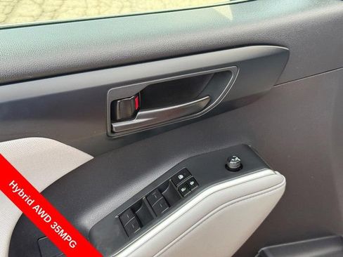 Used 2023 Toyota Highlander LE AWD/4WD image 19
