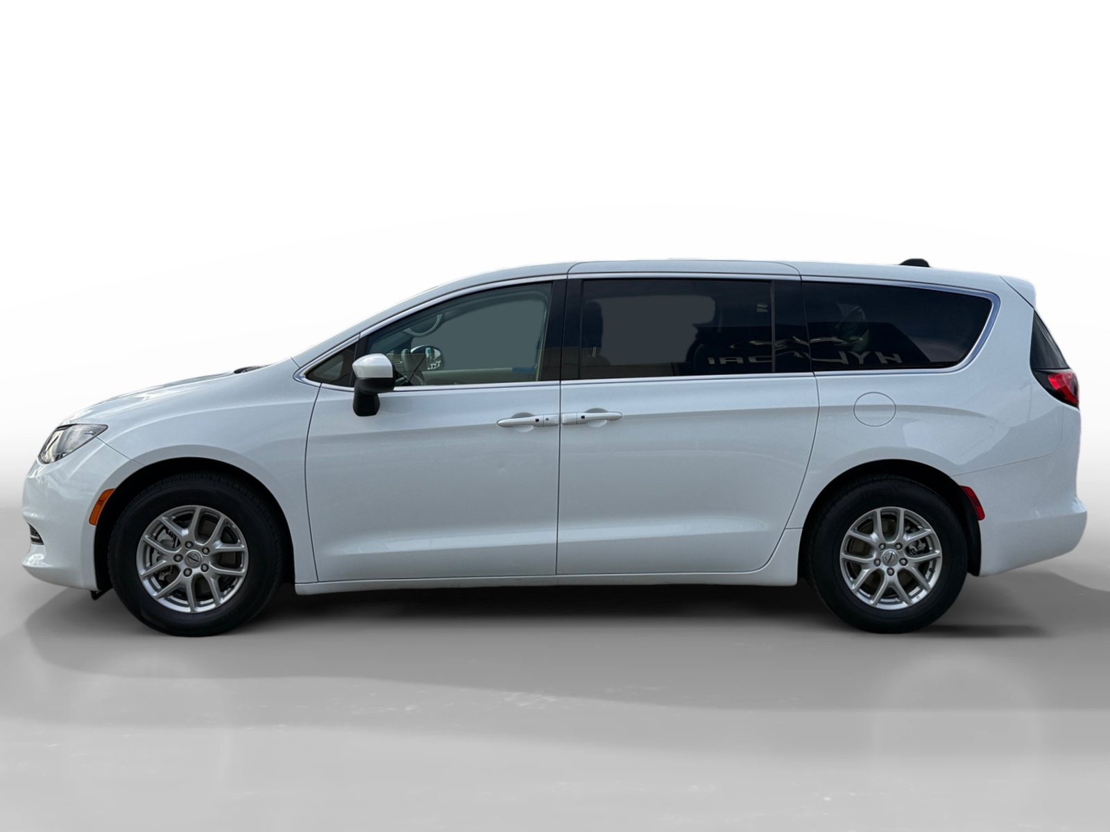 Used 2022 Chrysler Voyager LX FWD image 2
