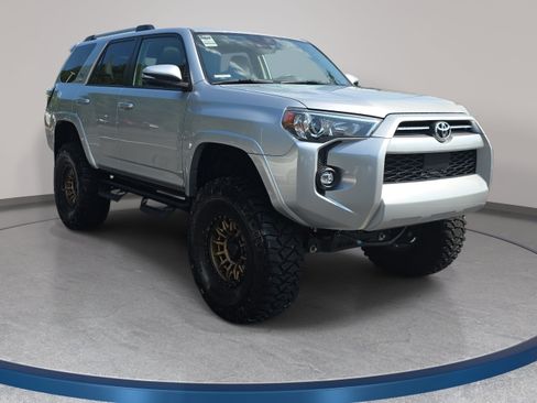 Used 2022 Toyota 4Runner SR5 Premium w/ Moonroof Package AWD/4WD image 3