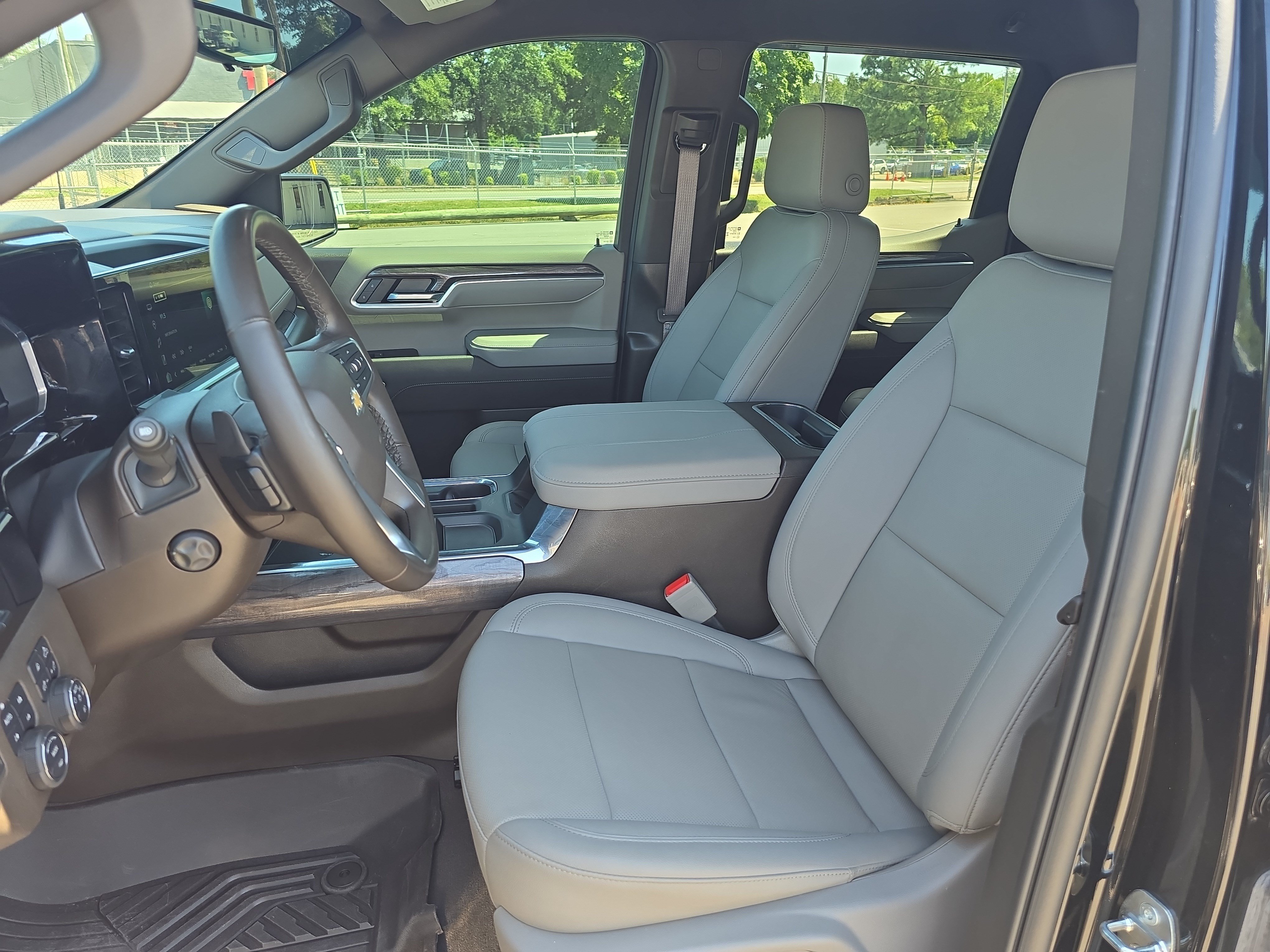 Used 2024 Chevrolet Silverado 1500 LTZ AWD/4WD image 14
