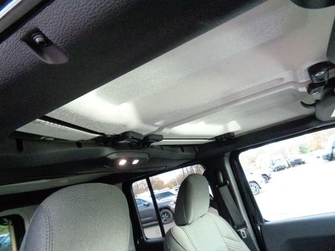 Certified 2025 Jeep Wrangler Unlimited Sahara w/ Safety Group image 17