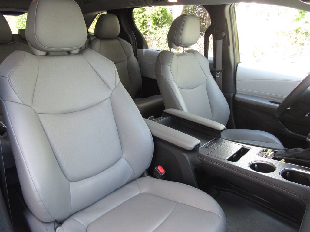 Used 2025 Toyota Sienna XLE FWD image 21