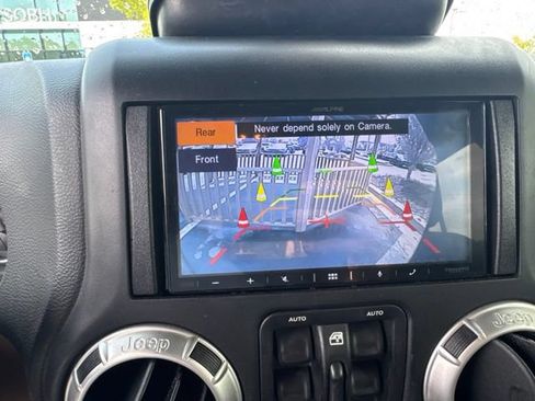 Used 2016 Jeep Wrangler Unlimited Sahara w/ Connectivity Group AWD/4WD image 12