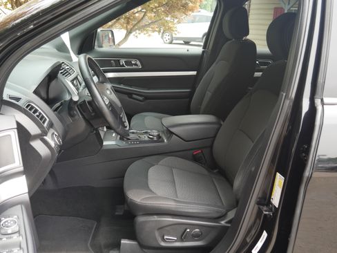 Used 2017 Ford Explorer XLT w/ Equipment Group 201A AWD/4WD image 3