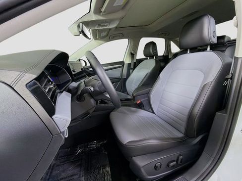 Used 2025 Volkswagen Jetta SE w/ Sunroof Package image 11