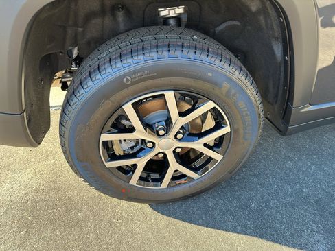 New 2025 Jeep Grand Cherokee Limited w/ Luxury Tech Group II RWD image 8