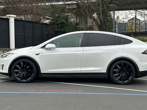 Used 2018 Tesla Model X 100D image 2