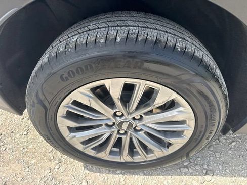 Used 2025 Cadillac XT4 Premium Luxury FWD image 28