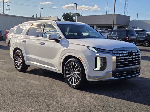 Used 2025 Hyundai Palisade Calligraphy FWD image 2