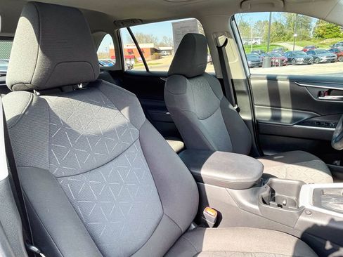 Used 2022 Toyota RAV4 XLE w/ Convenience Package image 10