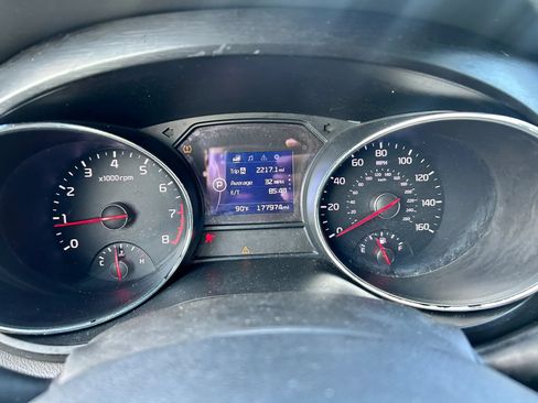 Used 2017 Kia Sedona LX w/ LX Essentials Premium Package FWD image 21