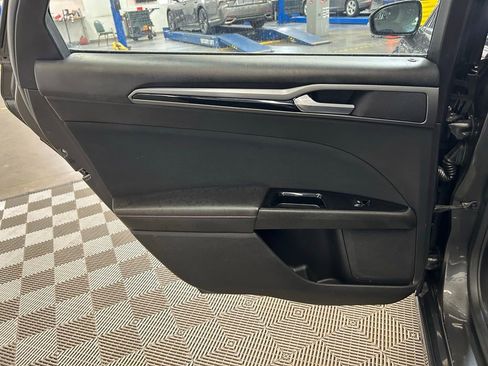 Used 2016 Ford Fusion SE FWD image 16