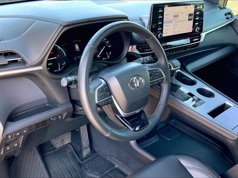 Used 2023 Toyota Sienna XLE Woodland Edition image 18